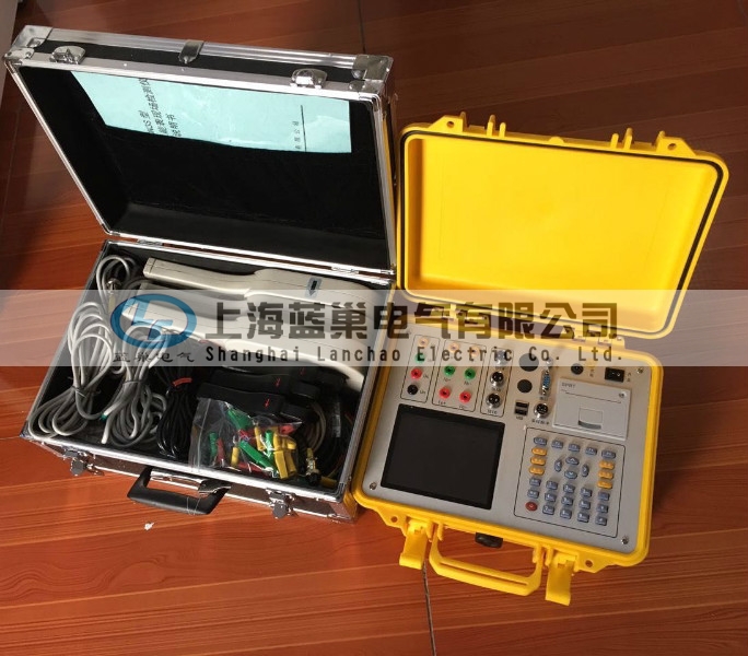 三相電能表現(xiàn)場(chǎng)校驗(yàn)儀采用大屏幕彩色液晶作為顯示器，全中文圖形化操作界面并配有漢字提示信息、多參量顯示的液晶顯示界面，人機(jī)對(duì)話界面友好，向量圖顯示及接線判斷為檢查電路的正確性提供了可靠的依據(jù)。